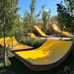 El Parque de la Araña es un lugar lleno de vida y diversión. Aquí hay actividades para todos. Desde juegos hasta paseos tranquilos, siempre hay algo que hacer.