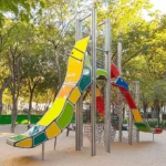 La escalada infantil se ha vuelto muy popular. Un parque de escalada para niños es un lugar donde pueden escalar de forma segura. Estos parques están diseñados para que los niños se diviertan. Aquí, ellos pueden escalar, jugar y explorar. Es un espacio donde los pequeños pueden aprender y disfrutar al aire libre.