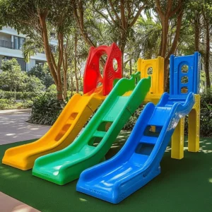 Los colores en los parques infantiles son muy importantes. Ellos ayudan a los niños a jugar y aprender. Los colores brillantes atraen su atención. Además, crean un ambiente alegre y divertido.