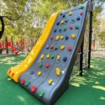 La escalada es una actividad genial para los niños. Primero, mejora las habilidades motoras. Los niños aprenden a usar sus manos y pies para moverse. Esto ayuda a su coordinación y fuerza.
