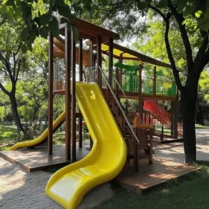 Elegir un parque con tobogán es una gran decisión. Los toboganes hacen que los niños se diviertan al aire libre. Estos juegos ayudan a los pequeños a liberar energía. Además, promueven el ejercicio físico.
