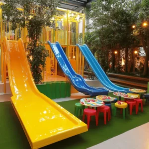 Elegir un parque para celebrar un cumpleaños infantil tiene muchas ventajas. Primero, ofrece espacio amplio para jugar. Los niños pueden correr, saltar y explorar sin problemas. Además, los parques cuentan con juegos diseñados para su diversión. Esto incluye toboganes, columpios y estructuras para escalar.