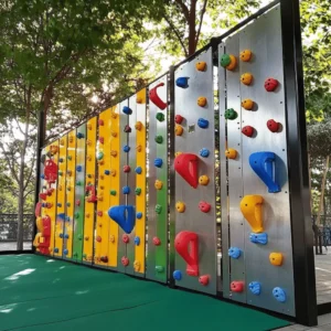 Un rocódromo es un lugar donde los niños pueden escalar. Es seguro y divertido. Permite que los pequeños se muevan, se diviertan y aprendan. La estructura tiene paredes de escalada. Estas paredes tienen presas de diferentes formas y colores. Así, cada niño puede elegir su ruta. La escalada mejora la fuerza y la coordinación. Además, ayuda a desarrollar habilidades sociales.