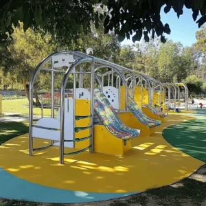 Los parques infantiles son espacios mágicos. En ellos, los niños juegan, saltan y ríen. Estos lugares son importantes para el desarrollo de los pequeños. Los parques ofrecen un espacio seguro para explorar y socializar. Jugar en un parque ayuda a los niños a crecer sanos y felices.