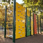 La escalada infantil ofrece muchos beneficios. Primero, ayuda a los niños a ser más fuertes. Escalar mejora su agilidad y coordinación. También les da confianza al enfrentar desafíos. Además, es una forma divertida de hacer ejercicio. Mientras escalan, los niños aprenden a trabajar en equipo. Esto crea un ambiente social positivo.
